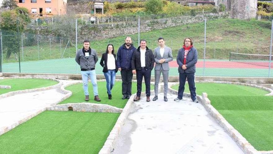 El equipo de gobierno, en la zona del minigolf. // FdV