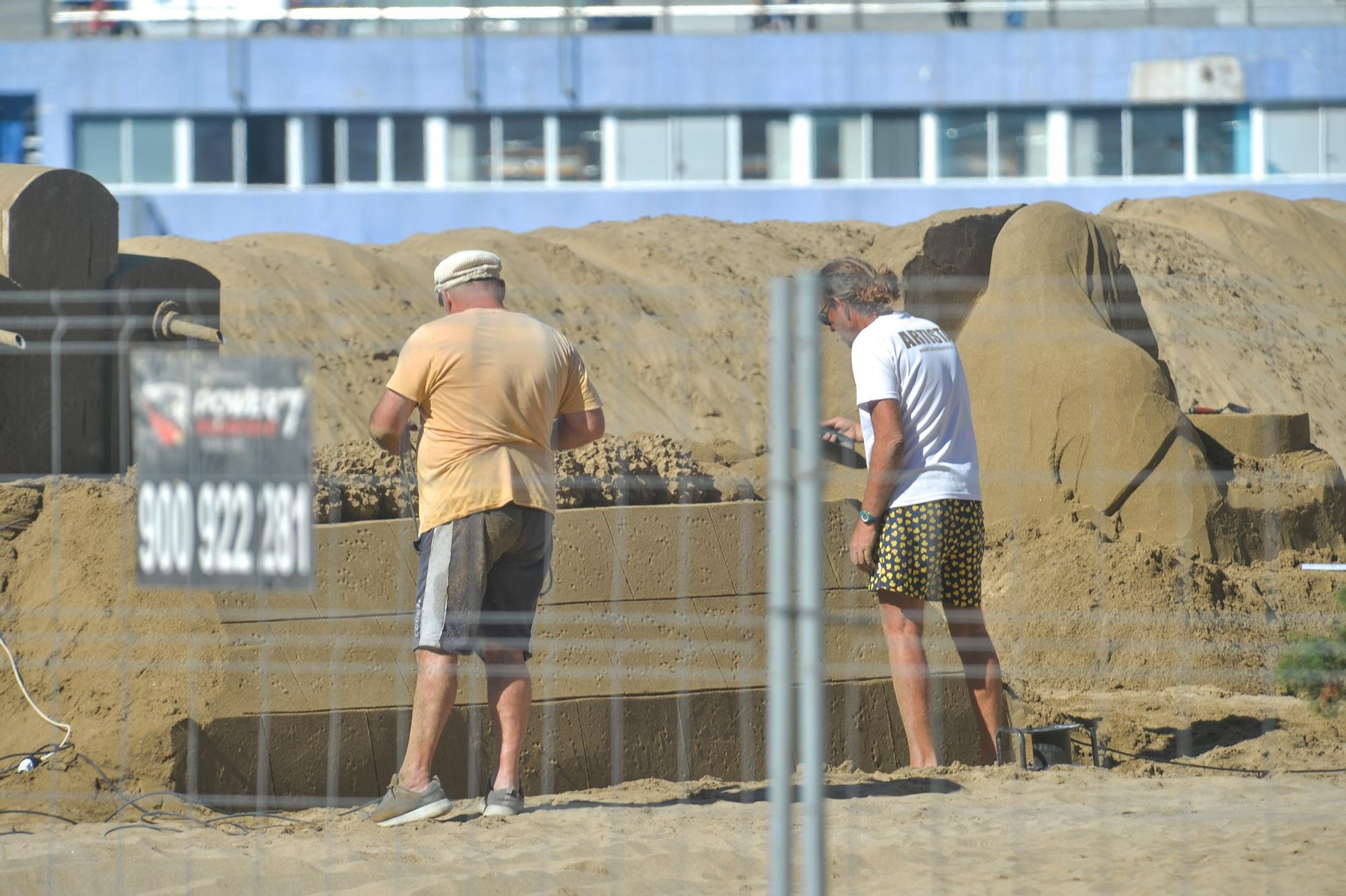 Construcción de los belenes de arena en Las Canteras