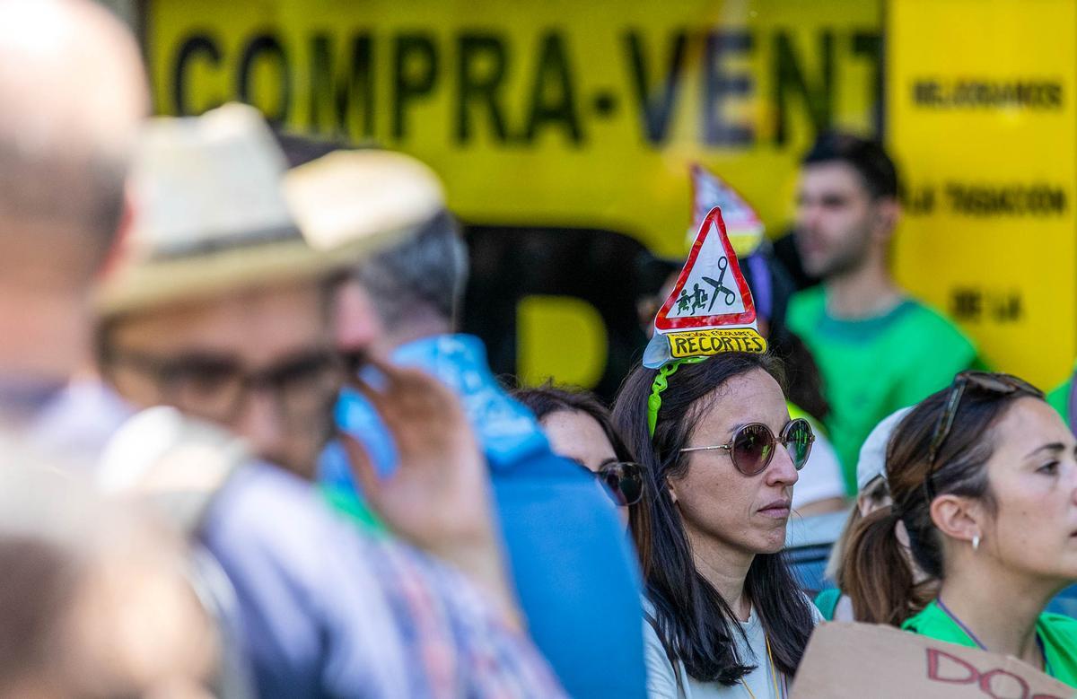 Las calles de Alicante se tiñen de verde por la manifestación de profesores el primer día de huelga de educación