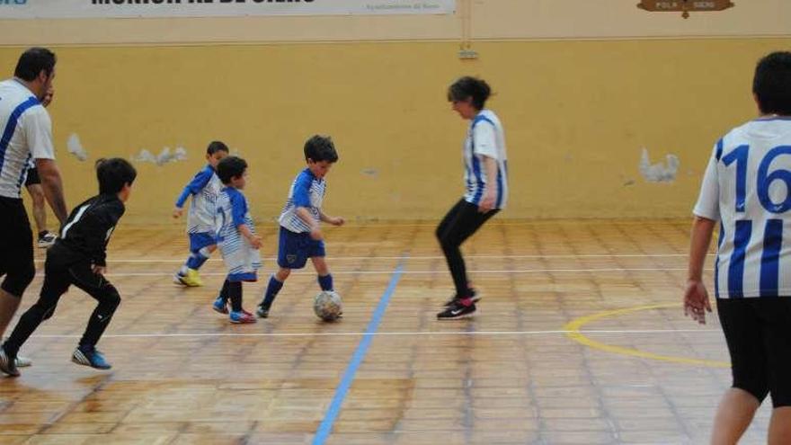 Un partido intergeneracional en el polideportivo de la Pola.