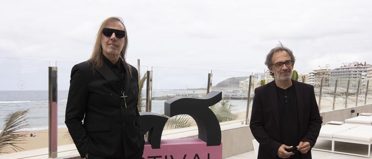 El músico Josef Van Wissem junto al director del Festival de Cine, Luis Miranda, ayer en Las Palmas de Gran Canaria