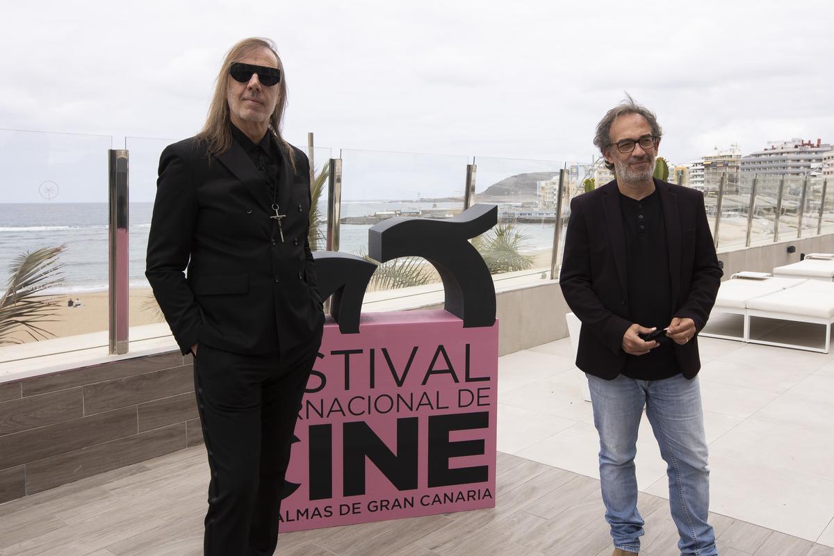 El músico Josef Van Wissem junto al director del Festival de Cine, Luis Miranda, ayer en Las Palmas de Gran Canaria