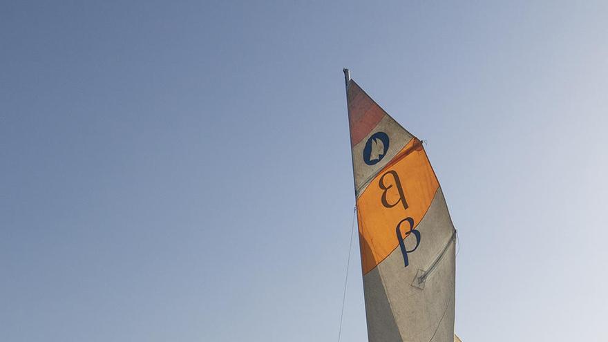 Dos personas practicando vela en aguas del Mar Menor.