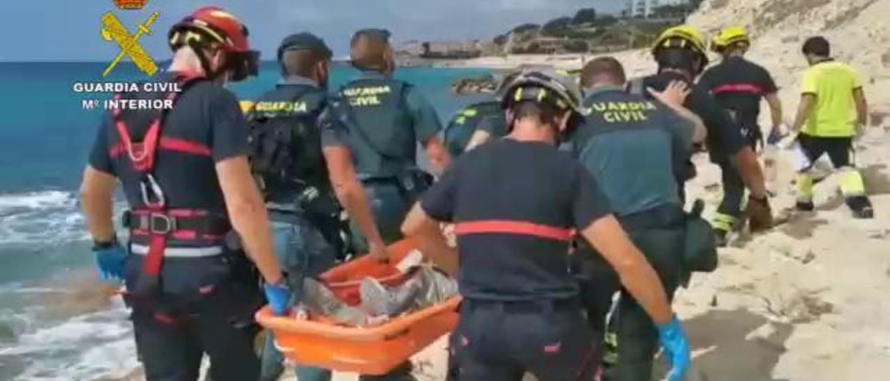 Rescatan en las rocas de un acantilado de La Vila a un hombre que llevaba un día desaparecido