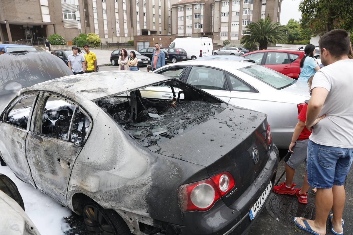 El incendio de varios coches en un parking de Gijón, en imágenes