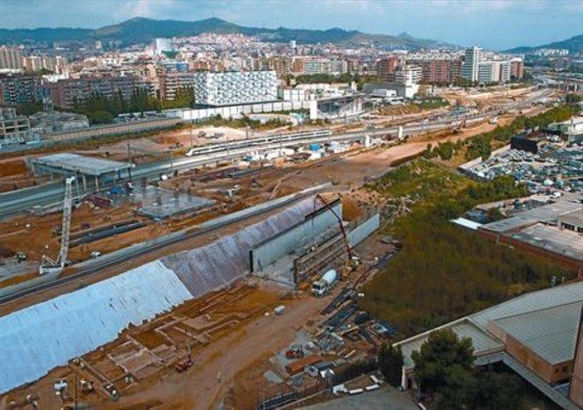 Vil·la de la Sagrera, a sota, ahir, amb el futur pont del Treball Digne, a l’esquerra.