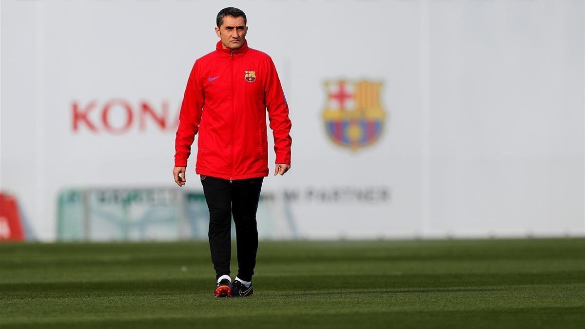 Valverde, en un entrenamiento del Barça en la ciudad deportiva de Sant Joan Despí.