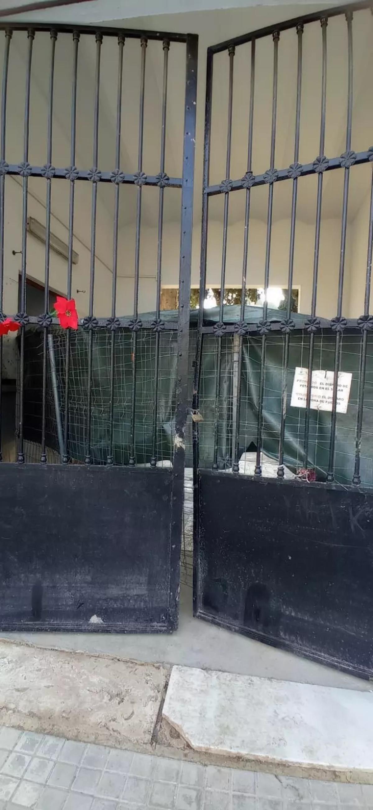 La puerta de acceso al cementerio de Sedaví antes de ser cambiada por una réplica.