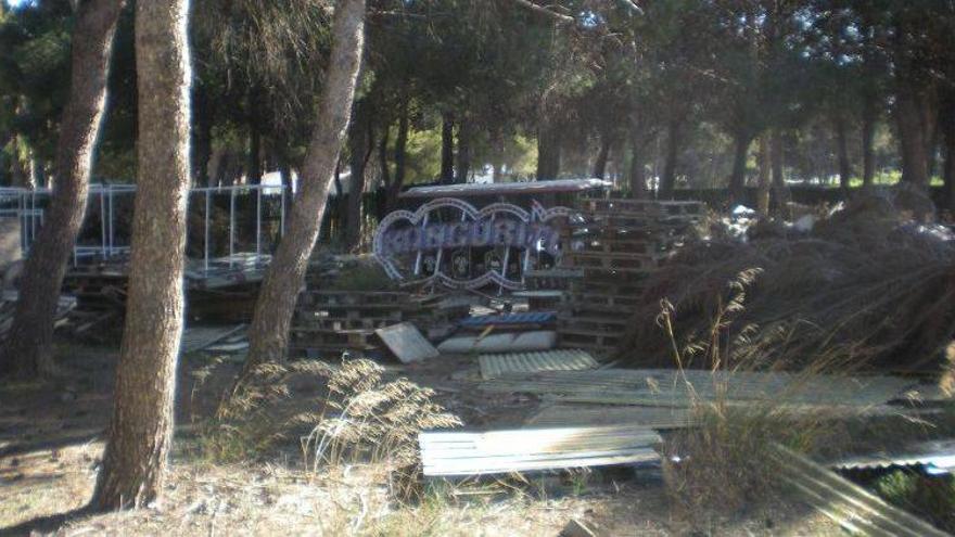 Denuncian el &quot;abandono&quot; en la trasera del parque de atracciones