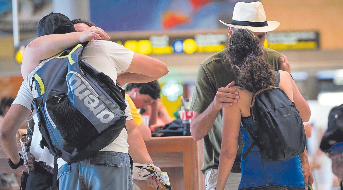 Dos pasajeros se despiden antes de coger un avión en el aeropuerto Tenerife Norte.