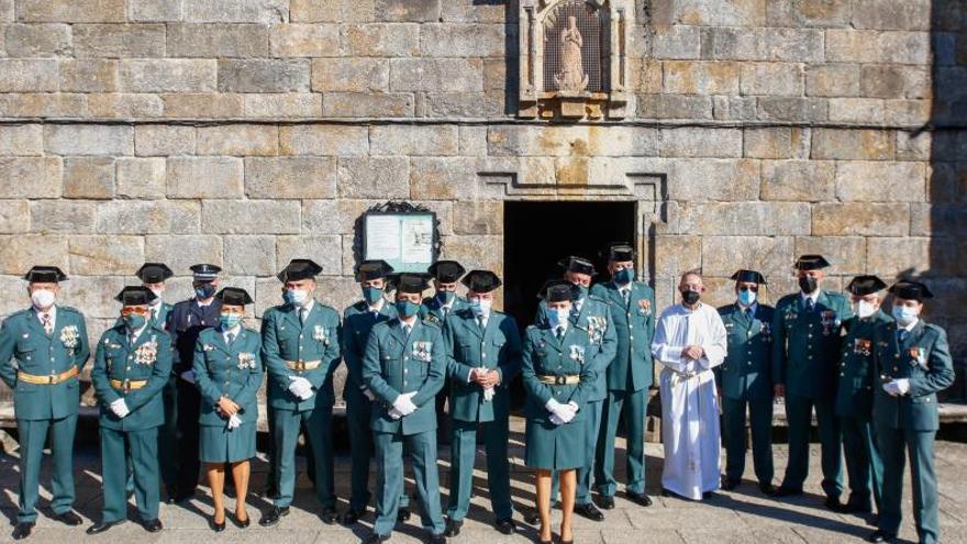 Gran parte de los agentes del Cuartel de Cambados acudieron ayer a la misa en San Bieito