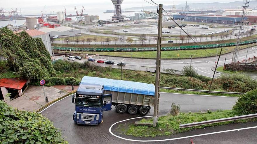 Un camión queda atrapado en El Muselín