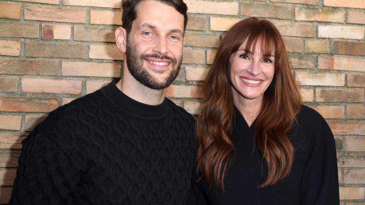 Julia Roberts estrena cambio de look con flequillo en la Alta Costura de París