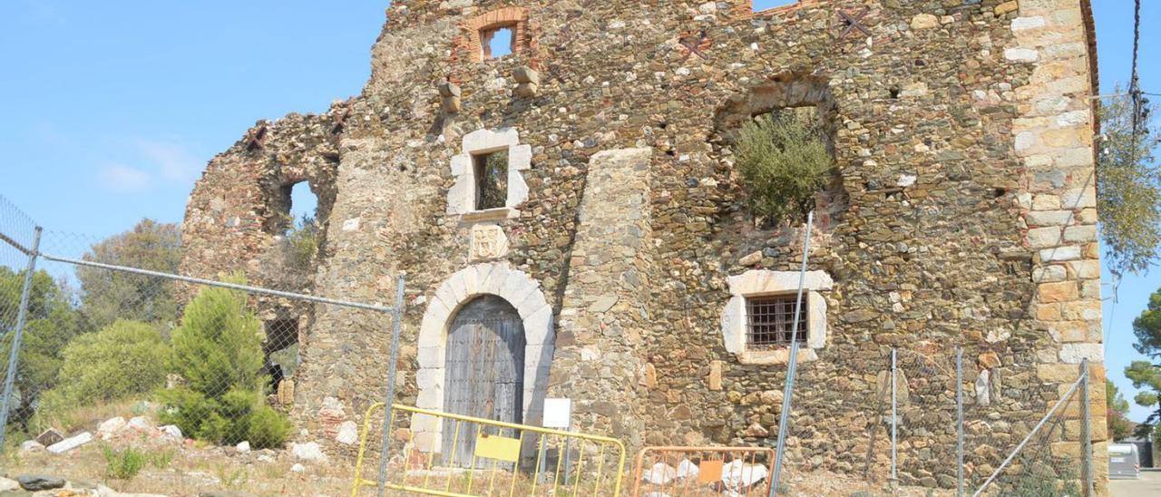 El Castell de Vilamaniscle, tot i dur aquest nom, en realitat és un gran casal fortificat | SANTI COLL