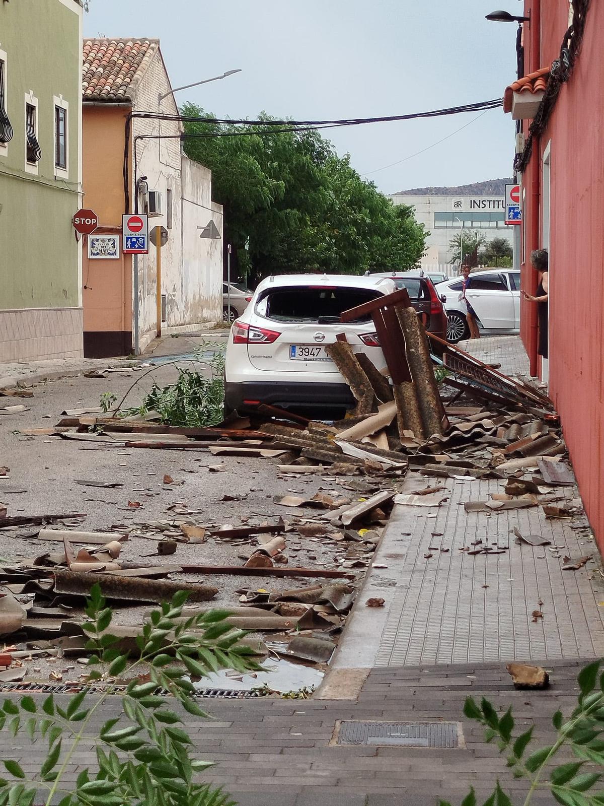 Un tejado ha caído sobre un coche en Carcaixent.