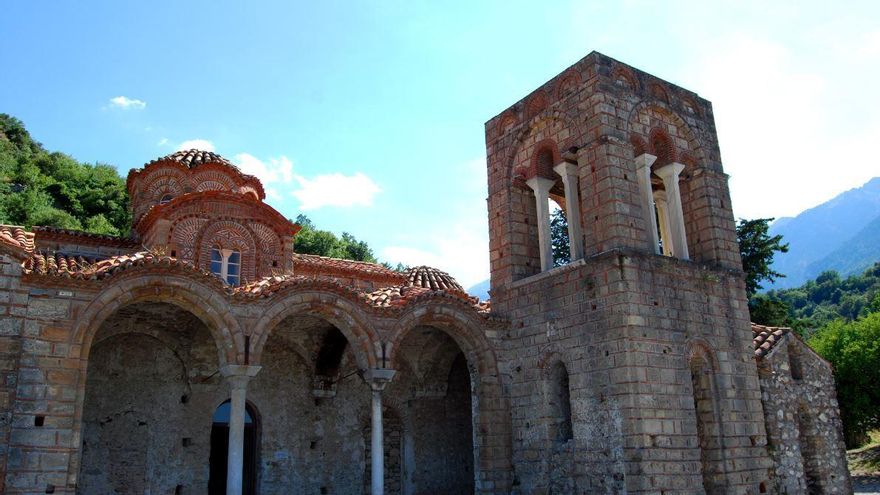 Templos ortodoxos de Mistrá con el Taigeto al fondo