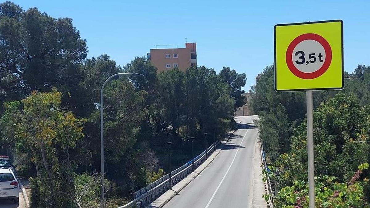 Los vehículos pesados tienen prohibido el paso por el puente de Saridakis.