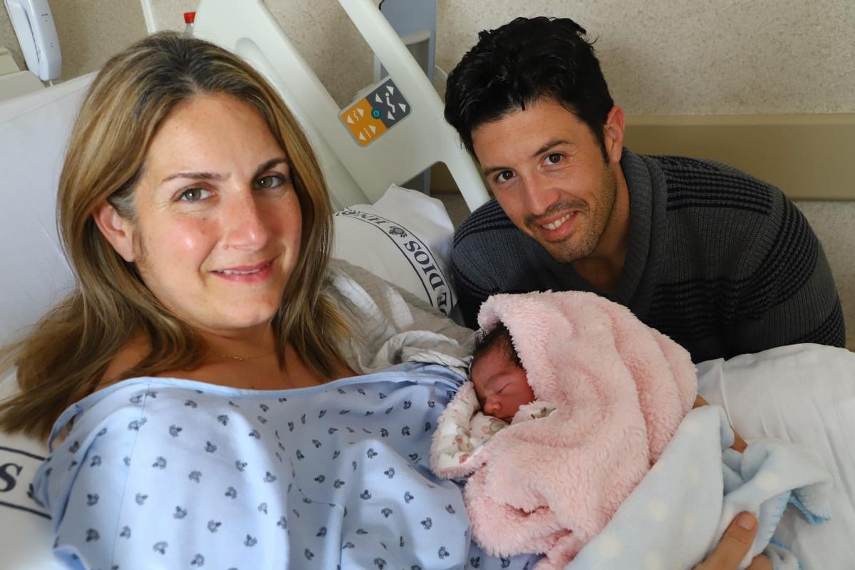 Nuria y Horacio han tenido a su tercer hijo, una niña llamada África, este 1 de enero en el hospital San Juan de Dios.