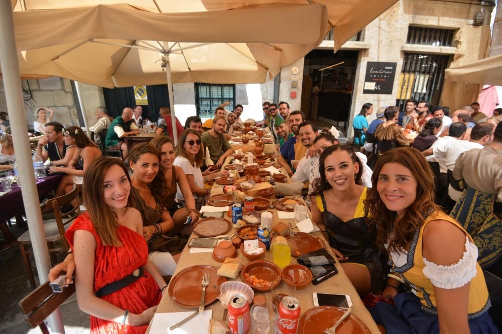 Miles de personas eligieron volver al medievo en Pontevedra en vez de refrescarse en la playa pese al calor extremo.