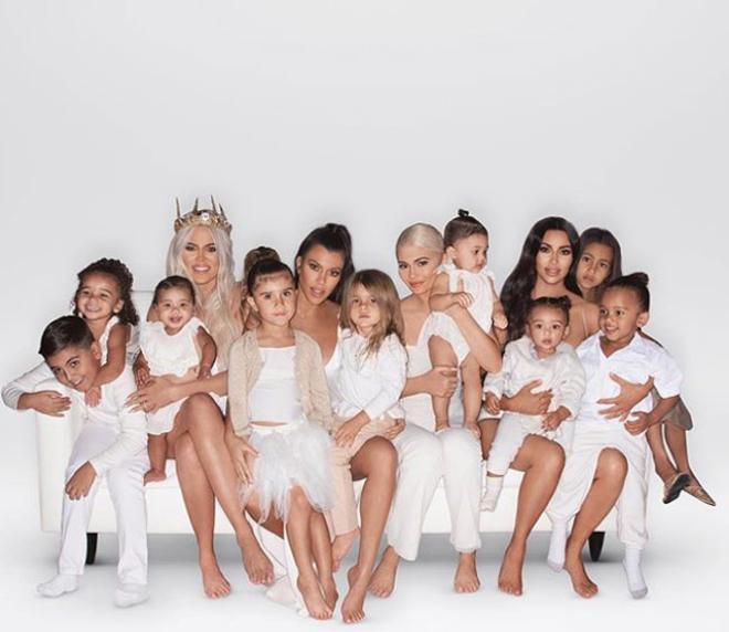 El crisma de la familia Kardashian Jenner 2018