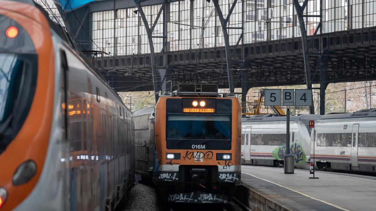 Archivo - Varios trenes en la estación de Francia, donde opera Rodalies, a 21 de febrero de 2025, en Barcelona, Catalunya (España).