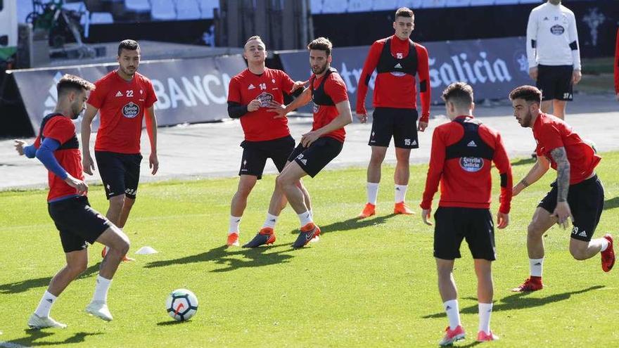 Brais Méndez, Cabral, Lobotka, Sergi Gómez, Mazan, Mor y Pastrana, ayer en Balaídos. // Ricardo Grobas