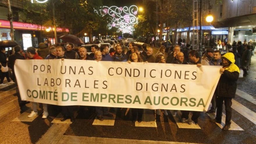 Trabajadores de Aucorsa marchan en una caravana para protestar por el convenio