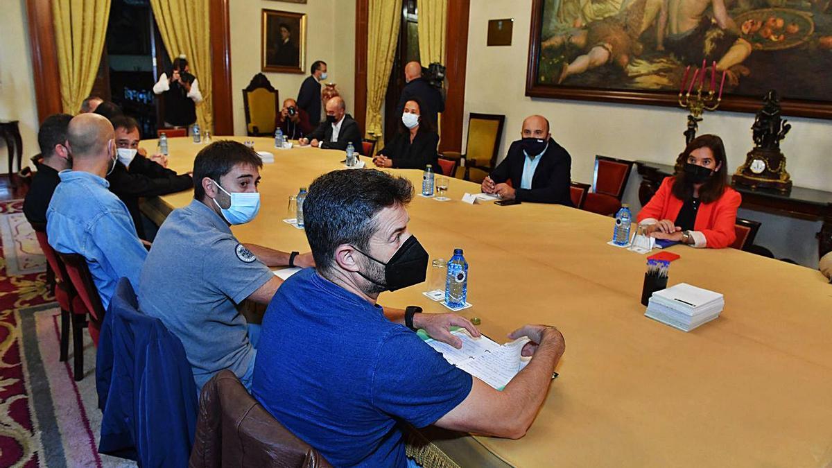 El comité de Alu Ibérica A Coruña en la reunión con la alcaldesa y la corporación local, ayer. |   // VÍCTOR ECHAVE