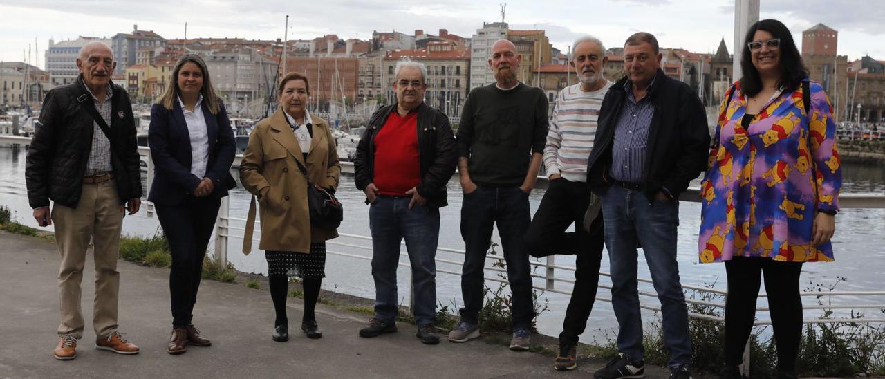 Por la izquierda, Florencio Martín, Arancha Sánchez, María José Cuervo, Roberto Devesa, José Luis Fernández, Manuel Cañete, Miguel Llanos y Graciela Buzón, en el espigón central del puerto deportivo.