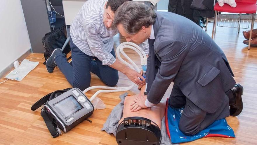 Una demostración práctica, durante el curso sobre técnicas de ventilación mecánica en el HUCA.