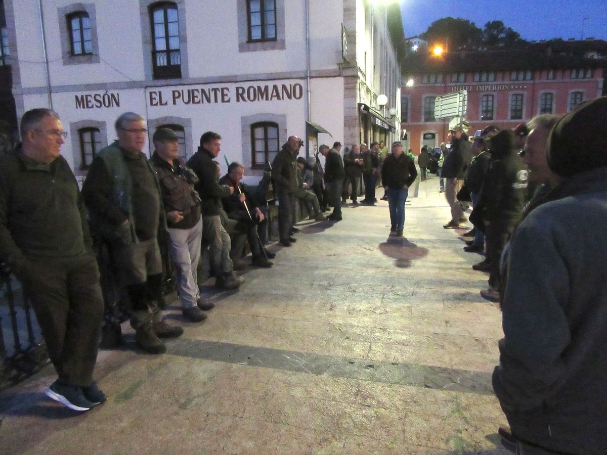 Pescadores junto a El Puentón de Cangas de Onís.