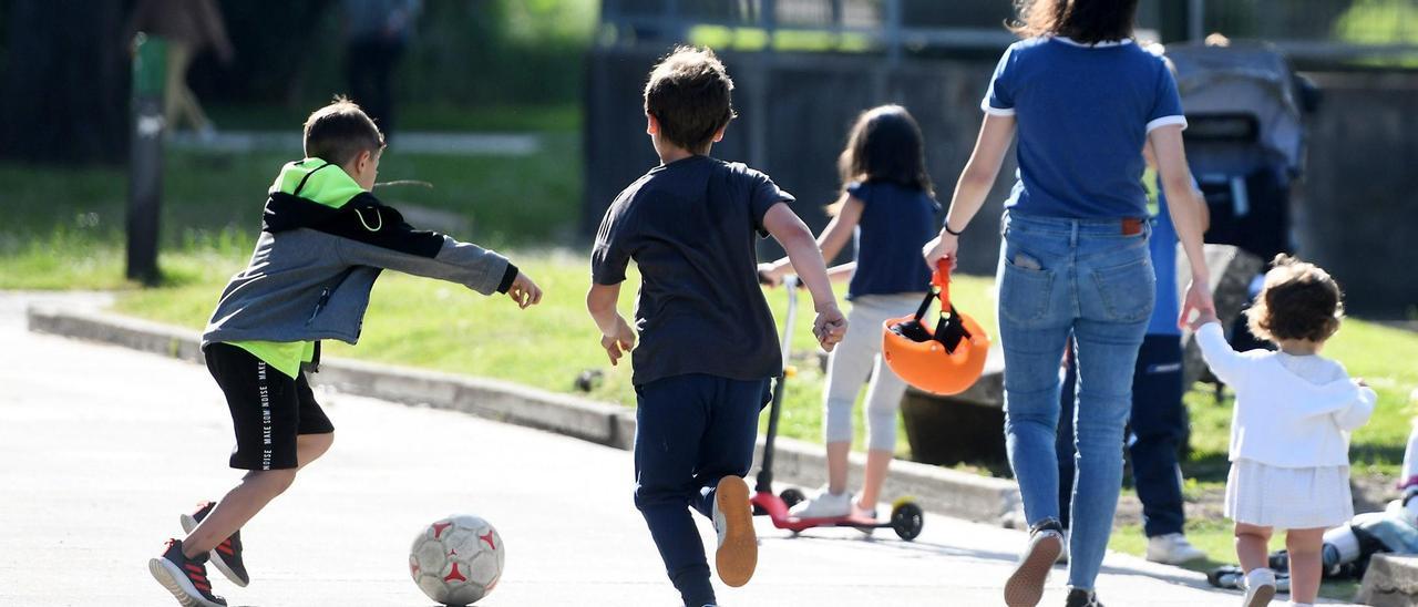 MADRES CON NIÑOS JUGANDO EN EL PARQUE