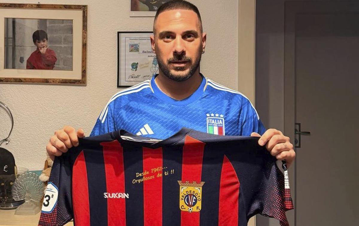 Salvatore Barbaro, con las camisetas del Valdesoto e Italia.