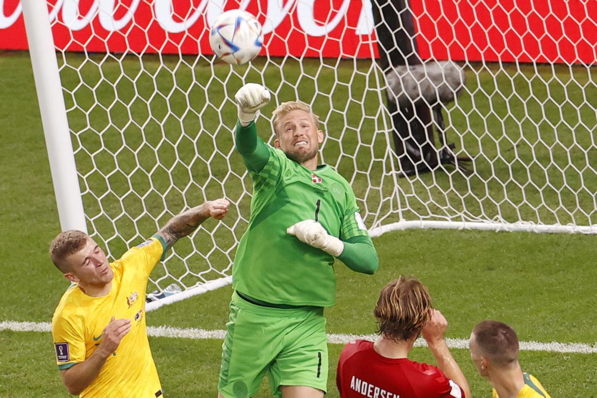 Al Wakrah (Qatar), 30/11/2022.- Goalkeeper Kasper Schmeichel of Denmark in action during the FIFA World Cup 2022 group D soccer match between Australia and Denmark at Al Janoub Stadium in Al Wakrah, Qatar, 30 November 2022. (Mundial de Fútbol, Dinamarca, Catar) EFE/EPA/Rungroj Yongrit