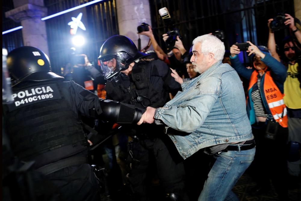 Protesta frente a la Jefatura de Vía Laietana