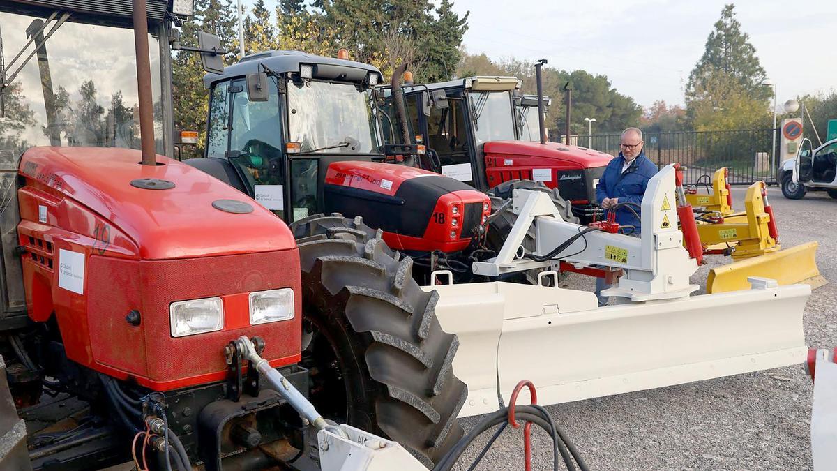 El diputado Avelino Mascarell con los tractores quitanieves