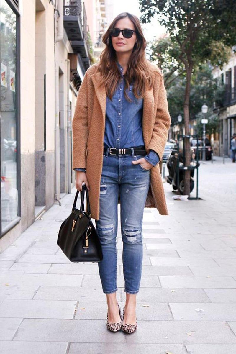 Denim sobre denim con abrigo camel