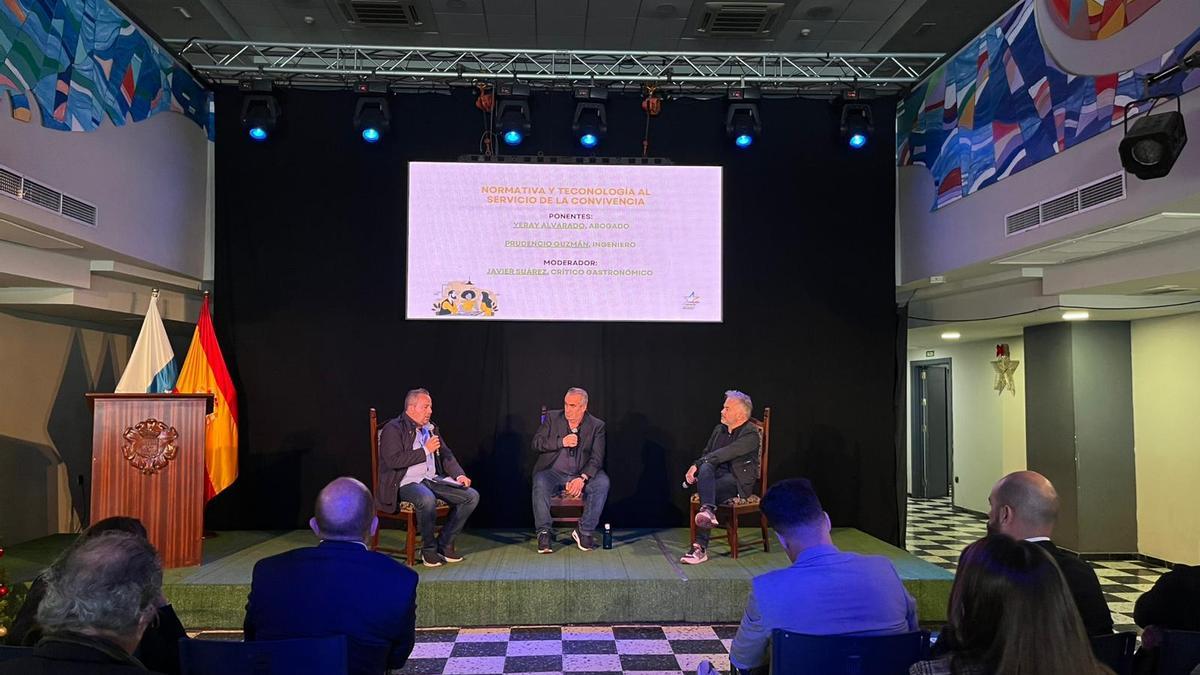 De izquierda a derecha, Prudencio Guzmán, Javier Suárez y Yeray Alvarado, durante su participación en el foro