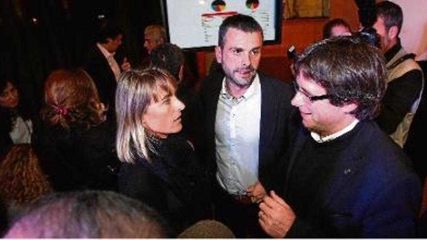 El candidat Santi Vila amb Coralí Cunyat i l&#039;alcalde Carles Puigdemont. marc martí