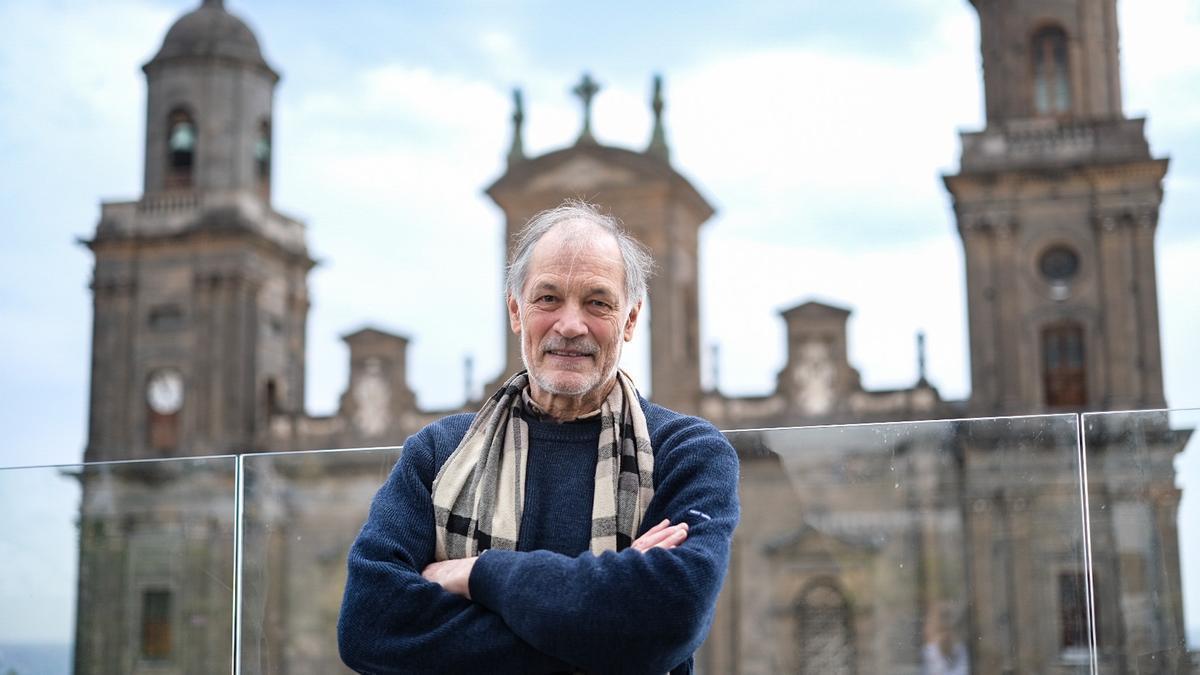 El sociólogo y antropólogo David Le Breton, frente a la Catedral de Santa Ana.