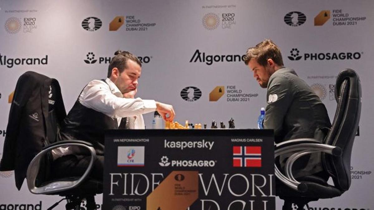 Magnus Carlsen (derecha) ante Ian Nepomniachtchi, en el Mundial de Dubái.