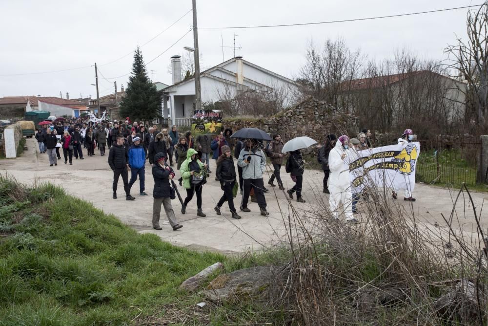 Manifestación con la mina de uranio en Retortillo