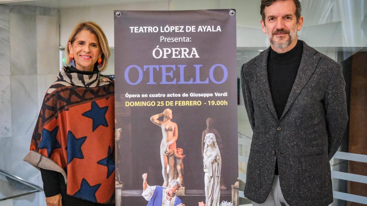 Paloma Morcillo y Pablo Rossi, junto al cartel de 'Otello'.