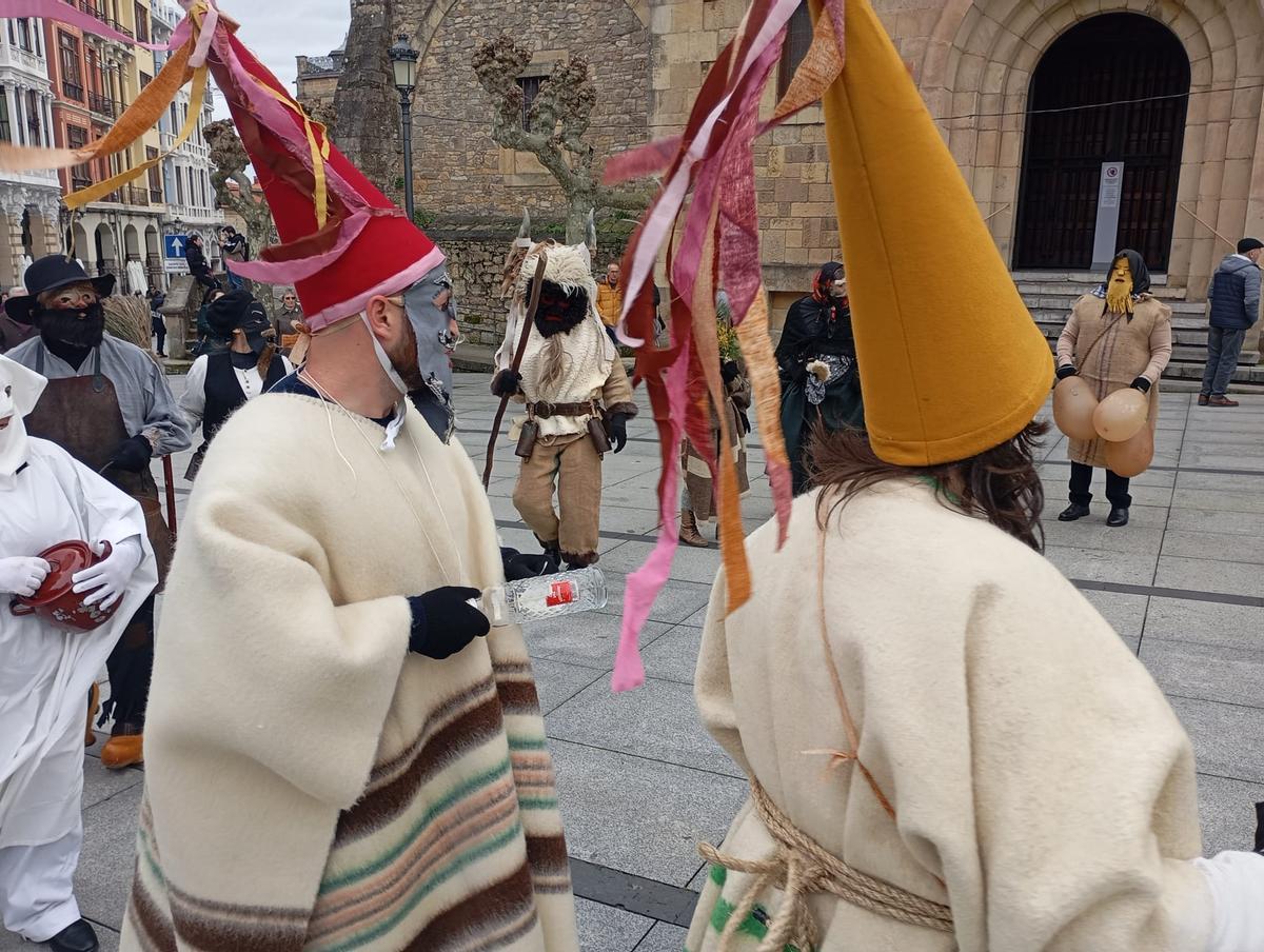 En imágenes: el Antroxu tradicional de Avilés, de pasacalles y comedia