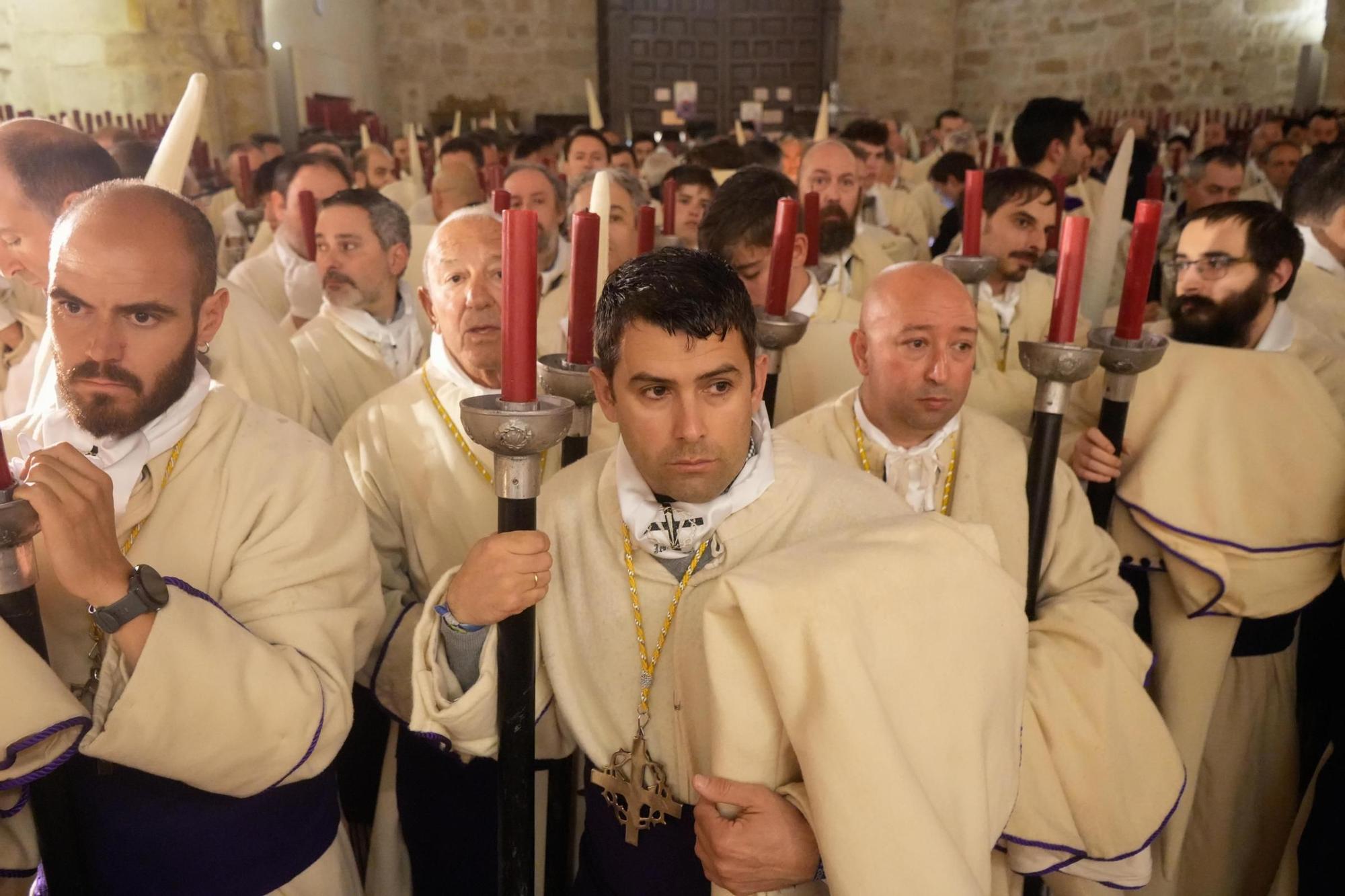 GALERÍA | La procesión del Yacente, en imágenes