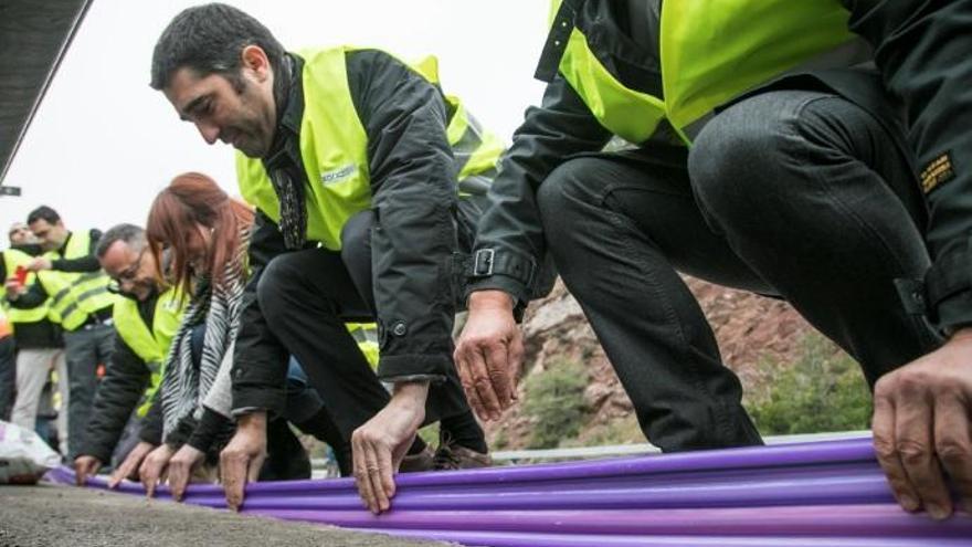 El conseller Jordi Puigneró, durant una visita a les obres del desplegament de fibra òptica a Cercs (Berguedà)