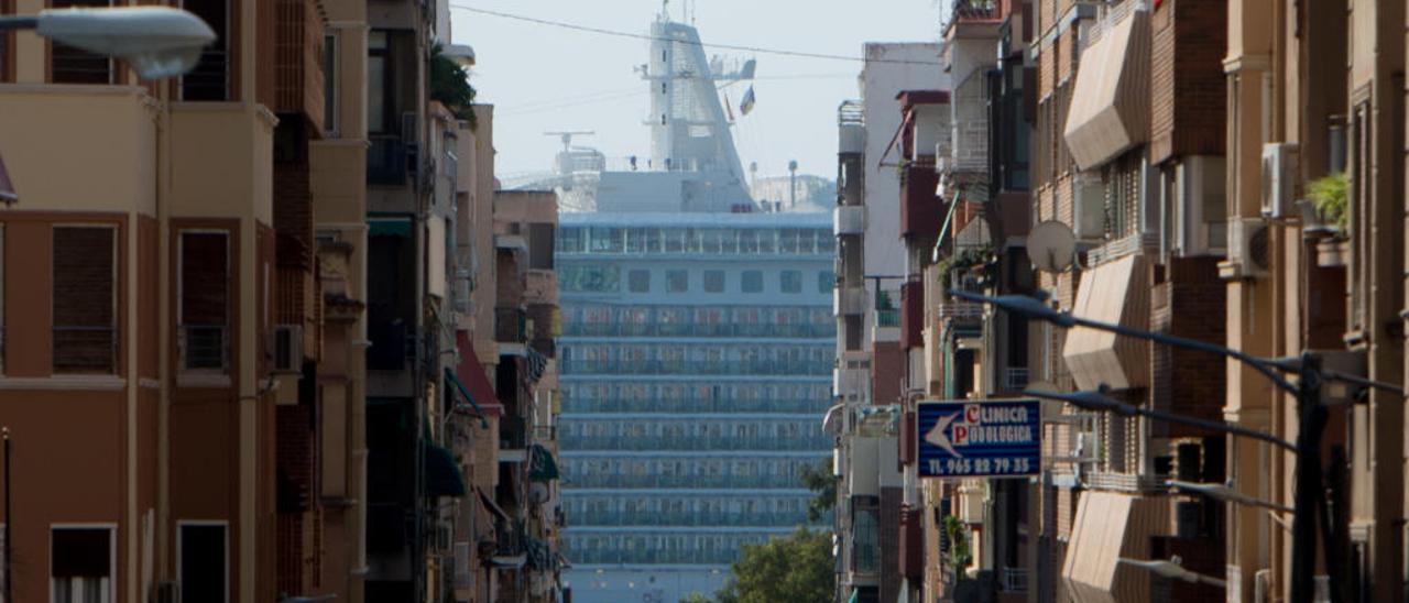 Un buque de pasajeros en el puerto de Alicante visto desde la ciudad.