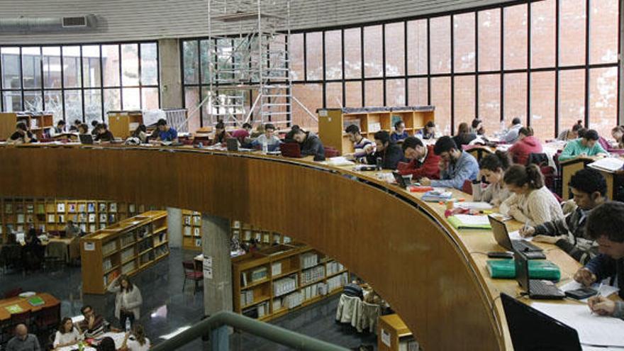 Imagen de archivo de estudiantes en la Biblioteca General de la Universidad de Málaga.