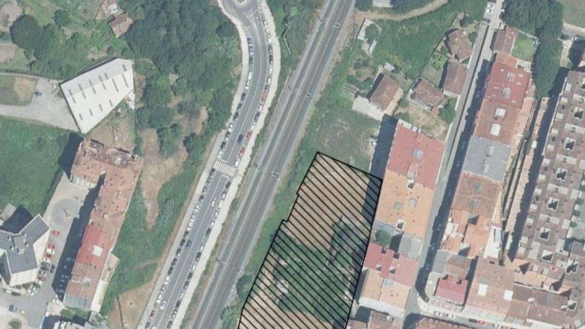 Zona señalizada para el parque, al lado de la vía del tren.