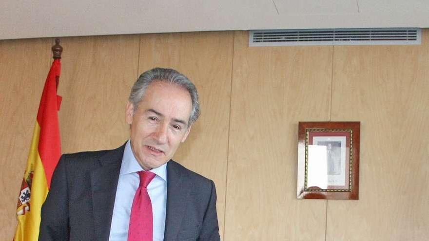Fernández Alvariño firma en el libro de honor del Puerto, ante su presidente, Suárez Costa. // S. Álvarez